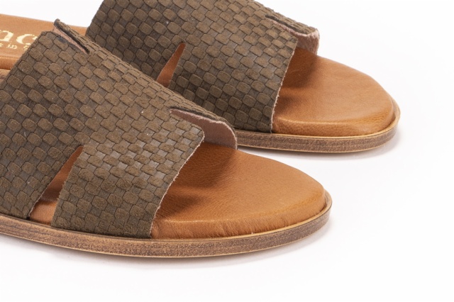 SANDALIA GRABADO CUADROS KAKI MENORCA